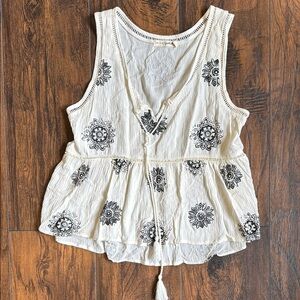 Live to be Spoiled top off white size M (F28)